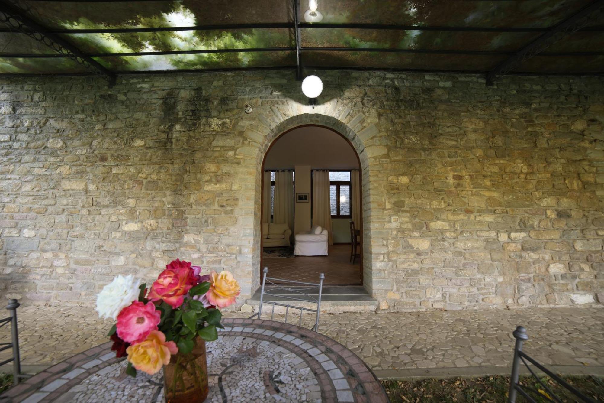 Ht Castello Di Campolongo Aparthotel Valfabbrica Exterior foto