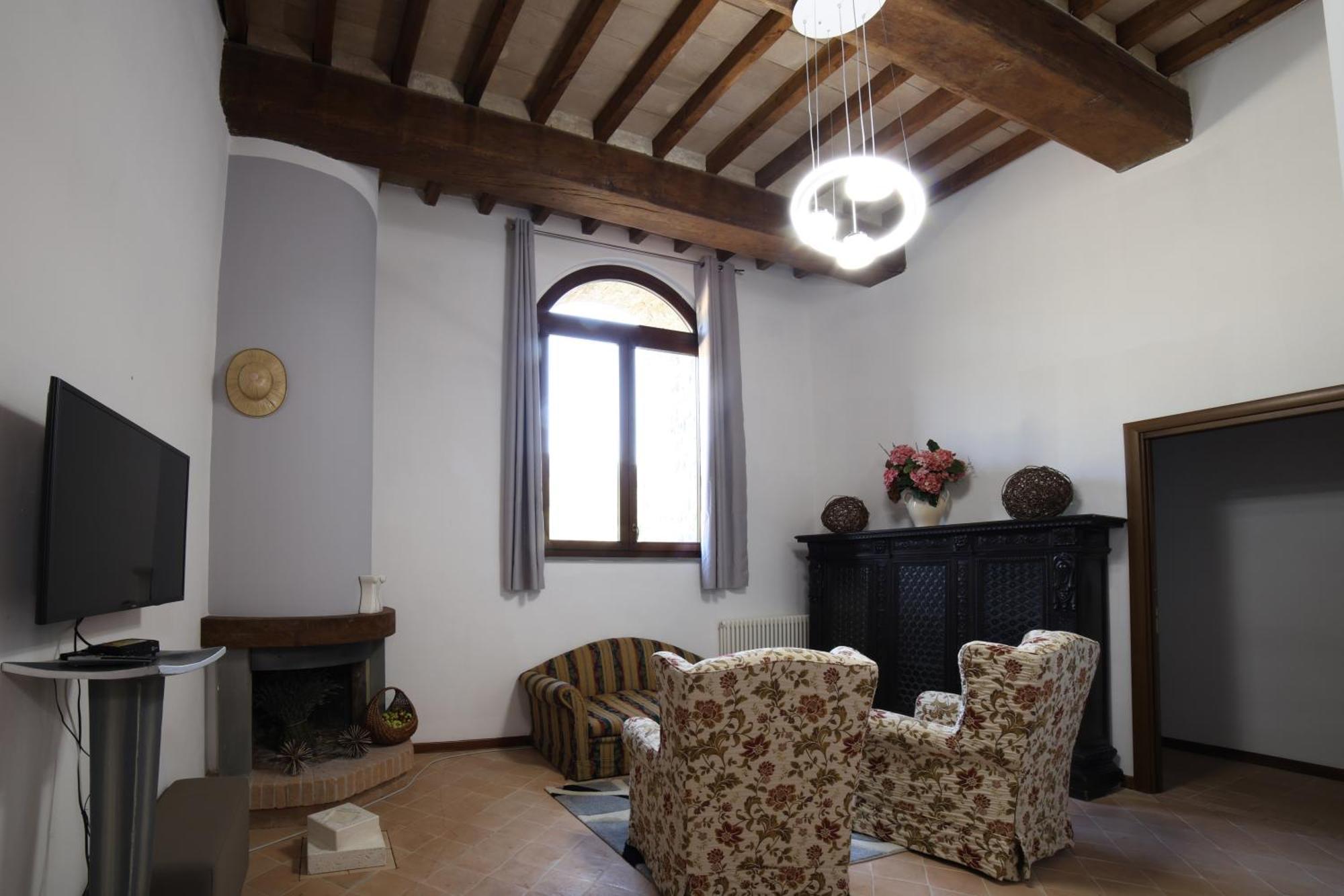 Ht Castello Di Campolongo Aparthotel Valfabbrica Exterior foto